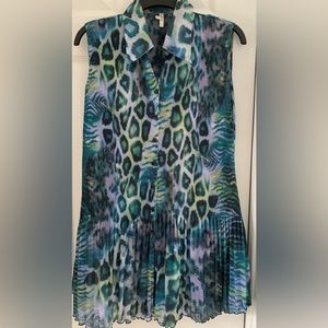 Sleeveless tunic top with pleats